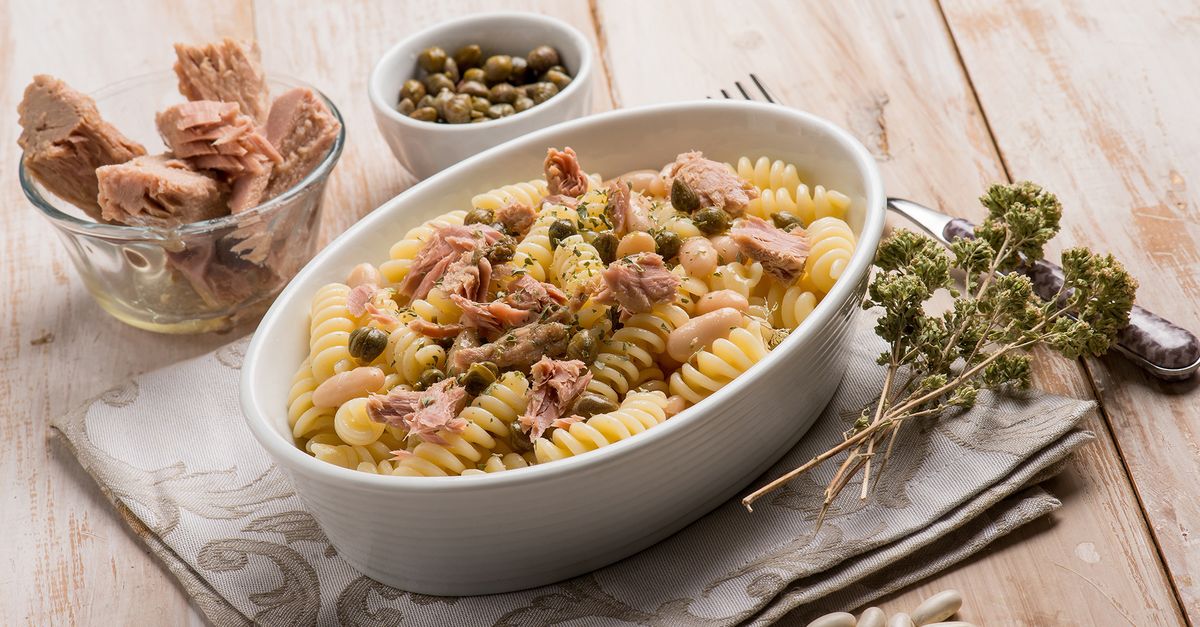 Lauwarmer Pastasalat mit Thunfisch, weissen Bohnen und Kapern - MiBon