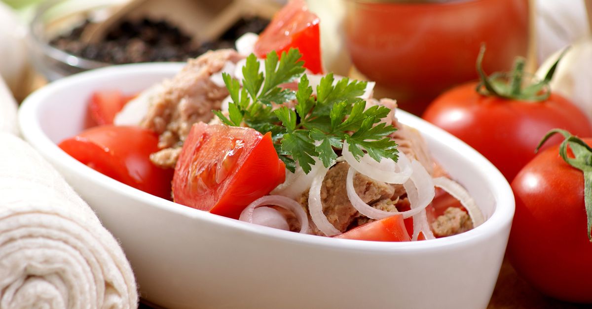 Leichter Thunfisch-Salat mit Tomaten und Zwiebeln - MiBon