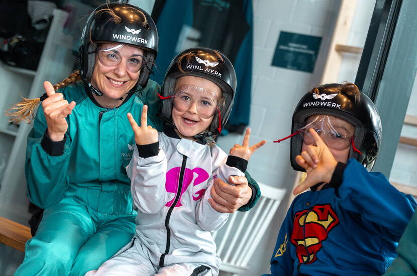 Zoom: Le Windwerk à Winterthur est la seule installation de skydiving en intérieur en Suisse alémanique. Grâce à une technologie de pointe, un flux d’air est accéléré dans une chambre de vol verticale, permettant aux personnes de flotter grâce à sa grande vitesse. 