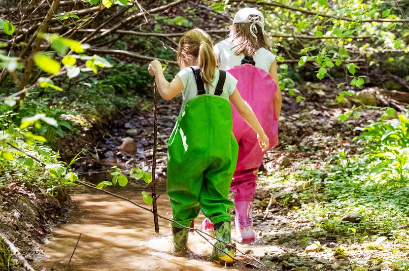 Zoom: Nos pantalons de pluie avec bottes en caoutchouc intégrées permettent aux enfants de jouer dehors, de patauger dans les flaques d'eau et de s'amuser dans la boue dans la plupart des conditions météorologiques, sans frustrer leurs parents.