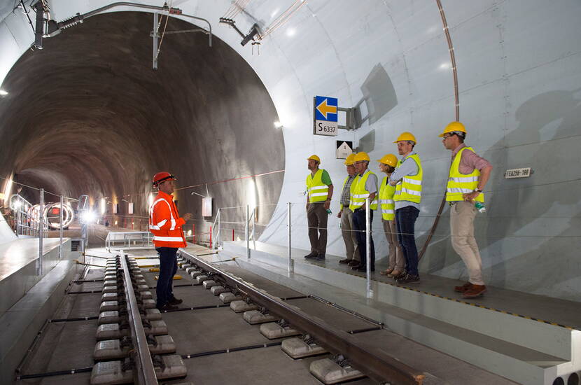 Zoom: Dopo una breve istruzione, le nostre guide vi condurranno al tunnel di accesso ad Amsteg e vi addentrerete per circa due chilometri nella montagna.