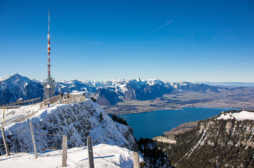 Zoom: Entdecke den Winterwanderweg Niederhorn-Waldegg, auf welchem du immer wieder Teilstücke schlitteln kannst. Die Wanderzeit verkürzt sich so um rund eine Stunde. 