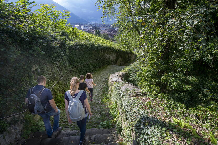 Zoom: Inizia la caccia al tesoro al punto d’incontro centrale di Altdorf. Segui gli indizi lasciati da Walterli e Fridolin e risolvete insieme gli enigmi. Puoi inviare la parola chiave via e-mail per partecipare all’estrazione a premi.