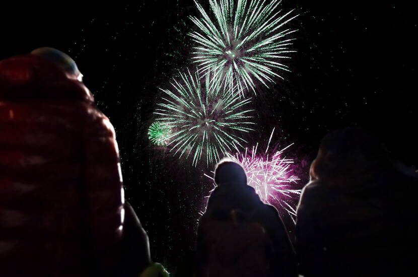 Zoom: Lungo la Höheweg, vari stand di ristoro con un’ampia scelta di bevande e cibi si prenderanno cura del tuo benessere. Il culmine sarà lo spettacolare fuoco d’artificio artistico che trasformerà il cielo sopra Interlaken in un mare di colori.