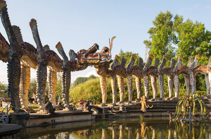 Zoom: Il Parco Bruno Weber si trova a Spreitenbach, nel cantone di Argovia, sopra Dietikon, alla periferia di Zurigo. Bruno Weber ha realizzato qui la sua visione e ha creato un luogo di tranquillità, contemplazione e riflessione interiore. Una visita al Parco Bruno Weber è sempre un'esperienza unica.