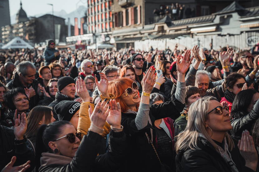 Zoom: Il 1° gennaio ti aspetta un open-air unico nel mezzo delle impressionanti montagne – dal vivo e pieno di emozioni! Goditi i concerti di artisti svizzeri di prim’ordine all’aperto con artisti svizzeri di alto livello e lasciati incantare dalla musica coinvolgente e dall’atmosfera energica.