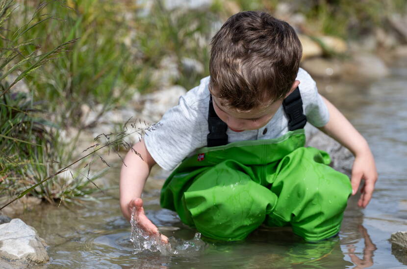 Zoom: Unsere Wathosen ermöglichen Kindern bei den meisten Wetterbedingungen draussen zu spielen, in Pfützen zu plantschen und sich im Schlamm zu amüsieren, ohne ihre Eltern zu frustrieren.
