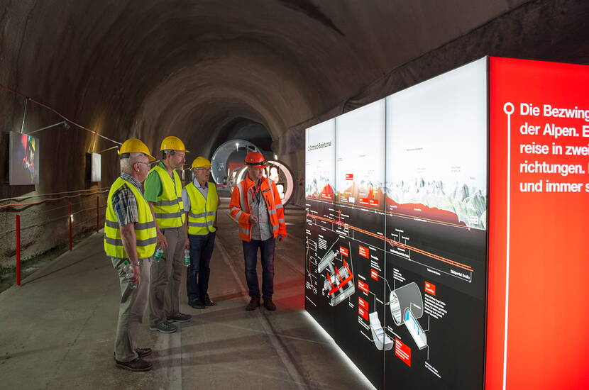 Zoom: Un punto culminante assoluto è la vista attraverso la finestra del tunnel: qui potete vivere da vicino il passaggio dei treni e percepire le dimensioni gigantesche dell’opera.