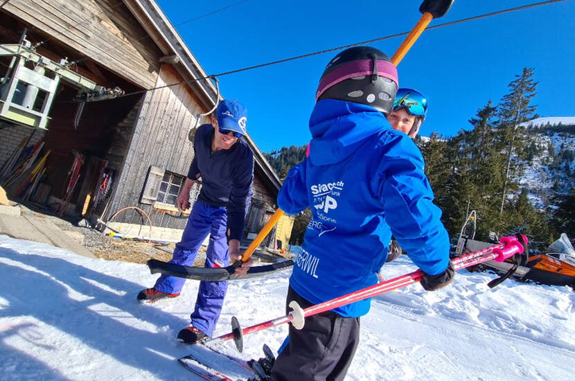 Zoom: 30 % de réduction sur le package familial du Rossberg à Oberwil dans le Simmental. Carte journalière de ski avec repas au restaurant Niderhornblick. Pour une journée de ski inoubliable, conviviale et familiale dans l'espace de détente du Simmental, il suffit de télécharger le bon et d'en profiter. Le plaisir du ski à l'état pur.