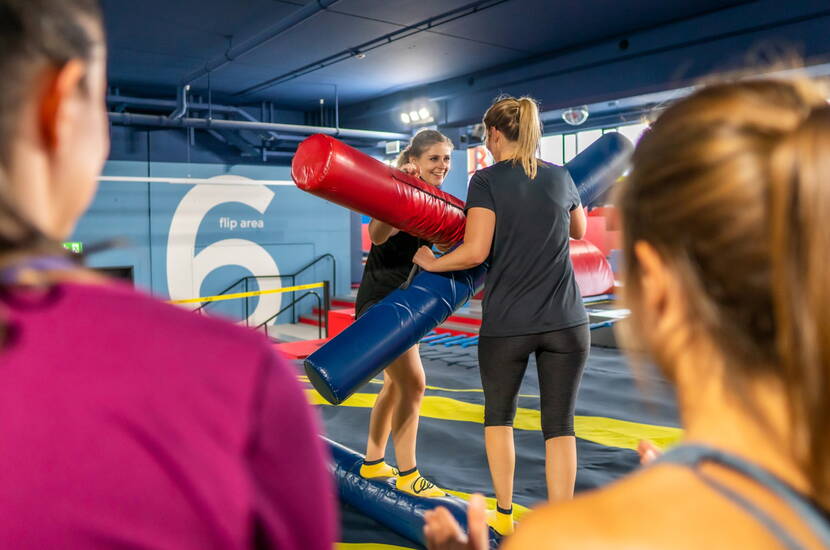 Zoom: À la fin, vous frappez le buzzer et le temps s’arrête. De plus, le FLIP LAB Zurich propose un terrain de dodgeball, une zone de trampolines de basket-ball, un Base Ninja Parkour, un Aerial Silk, des slacklines et une fosse Battle Beam. Les atterrissages dans le gigantesque airbag, la version moderne de la fosse à mousse, permettent d’apprendre des figures spectaculaires dans un environnement contrôlé.