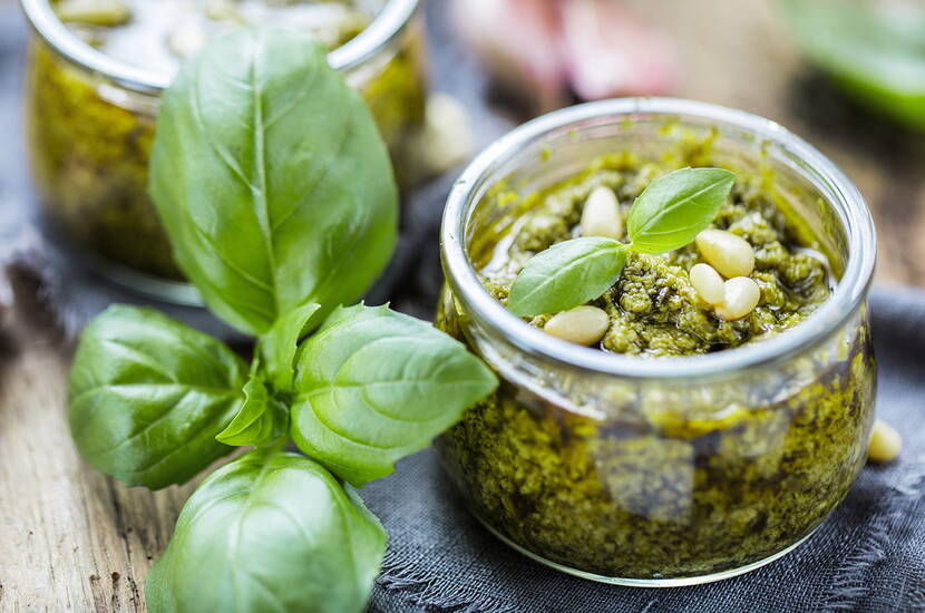 Zoom: Einfach und bequem deine Kräuter auf dem Balkon anpflanzen. Entdecke ihre Gerüche, Würzung in feinen Rezepten und heilende Wirkung. Bezieh auch deine Kinder mit ein.