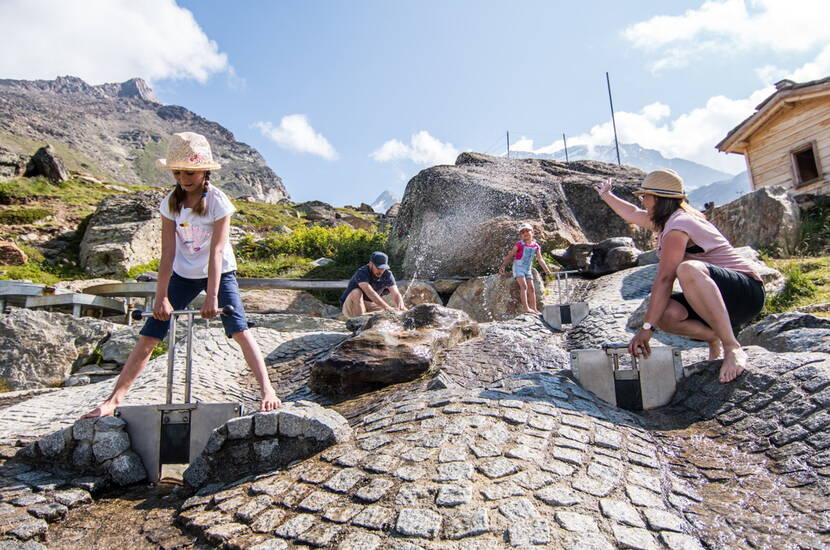 Zoom: Auch der Wasserpark ist ein Highlight! Eine Grillstelle lädt zum Verweilen ein.