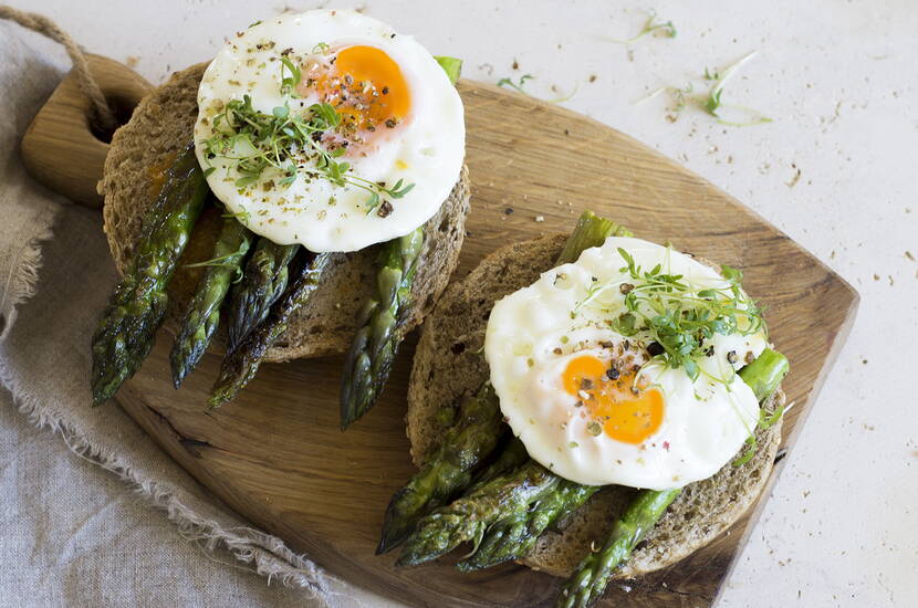 Vollkornbrot mit grillierten Spargeln, Spiegelei und Kresse