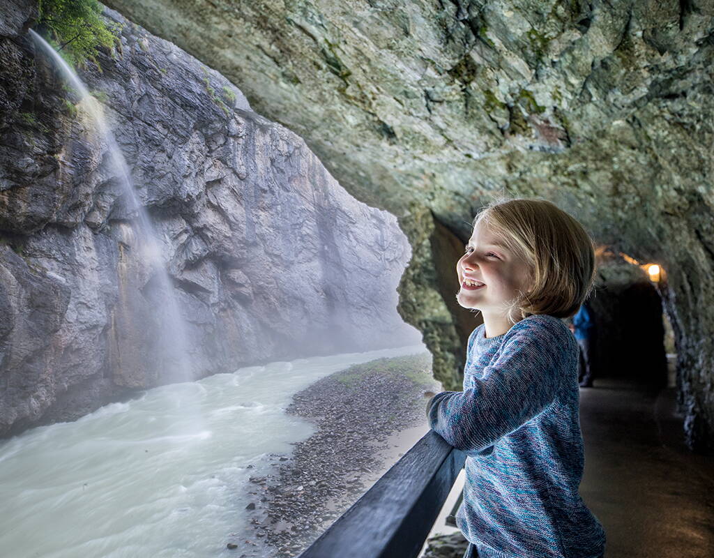 Die Ursprünglichkeit der Aare erleben und dabei auch gleich noch Abkühlung an heissen und schwülen Tagen finden – das bietet dir dir mystische und kostbare Aareschlucht im Berner Oberland. In Tausenden von Jahren hat die Aare diese 1,4 Kilometer lange und bis zu 200 Meter tiefe Schlucht geschaffen. Ein eindrückliche Naturschauspiel, dass du dir nicht entgehen lassen solltest. 