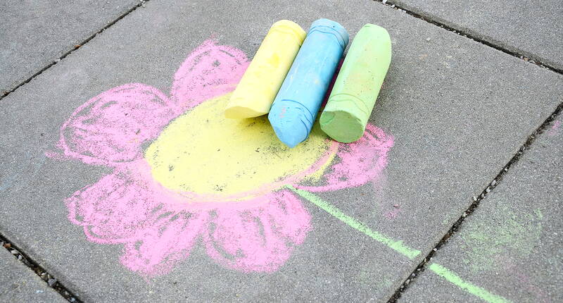 Die Herstellung von Strassenmalkreide ist kinderleicht und macht auch Kindern Spass. Was du dazu brauchst, erfährst du in der Anleitung.