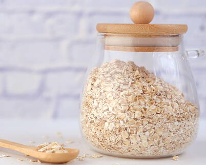 Haferflocken-Gesichtsmaske – gegen Juckreiz, Ekzeme, Neurodermitis oder Psoriasis (Schuppenflechte) Eine selbstgemachte Gesichtsmaske aus Haferflocken kann dazu beitragen, die Haut zu beruhigen und zu pflegen, da Haferflocken reich an Antioxidantien und entzündungshemmenden Eigenschaften sind. Die Maske eignet sich besonders für Menschen mit empfindlicher oder trockener Haut.