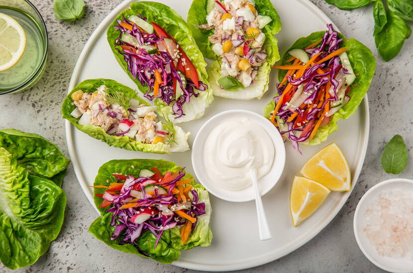 Eine wunderbare Snackidee für heisse Sommertage, sind die gefüllte Salatblätter mit einem leichten Joghurt-Dip. Ob als Snack, kleine Vorspeise oder kalorienarmes Hauptgericht - die gefüllten Salatblätter sind vielseitig einsetzbar.