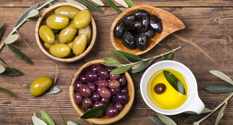 L'origine dell'olivo si trova probabilmente in Asia centrale e/o nelle regioni del Mediterraneo orientale. Già nel 5000 a.C. l'oliva era considerata uno degli alimenti più importanti. Ancora oggi, le olive sono considerate un alimento base in molte regioni e sono usate sotto forma di olio d'oliva per friggere, cucinare, cuocere o come sostituto del burro.