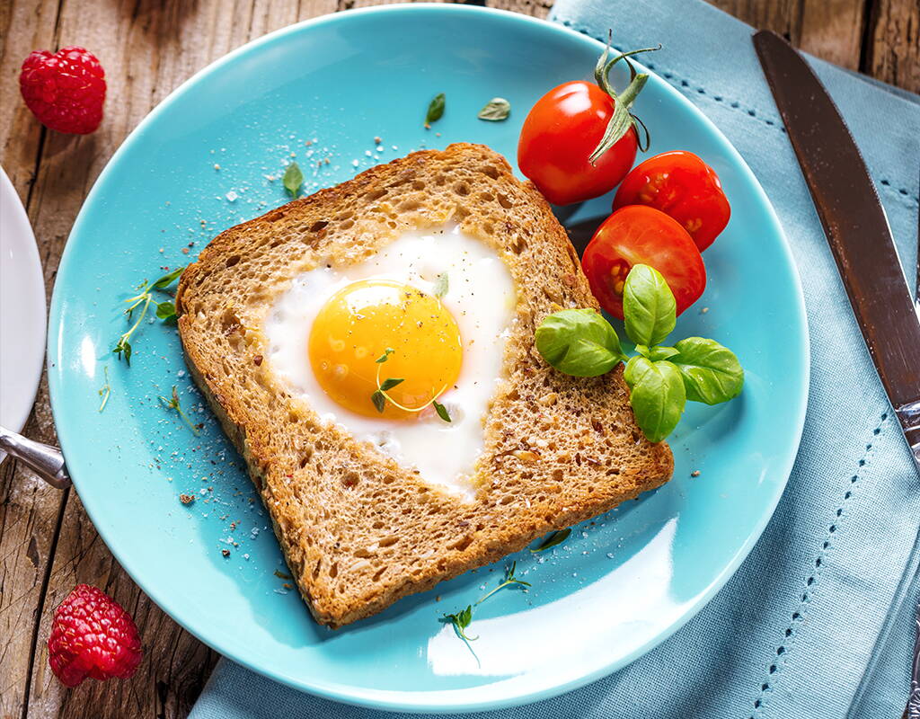 Stöbere in unserer Rubrik «Treffpunkt Küche» und entdecke Rezepte für gesunde und vollwertige Mahlzeiten. Ob Salate, warme oder kalte Suppen, Fleisch- oder Fischgerichte, günstige Budgetrezepte, leichte oder internationale Gerichte süsse oder pikante Backwaren, Snackideen oder Getränke – bei uns wirst du fündig.