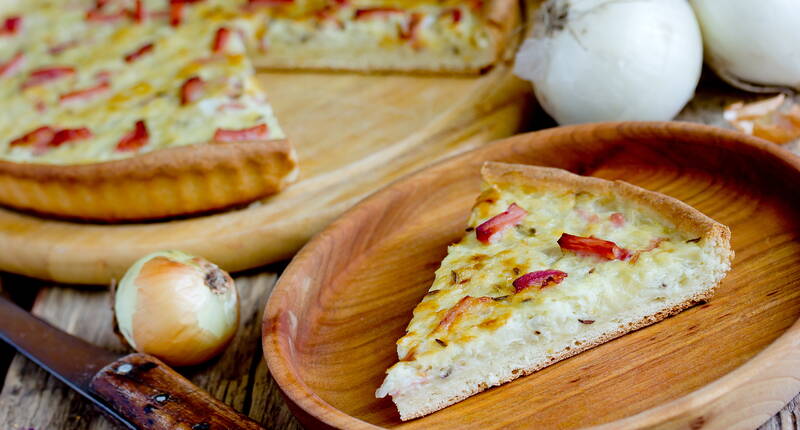 Traditionell wird der Zwiebelkuchen mit Speckwürfel zubereitet. Wer mag, kann diese auch ganz weglassen oder durch Schinkenwürfel ersetzen.