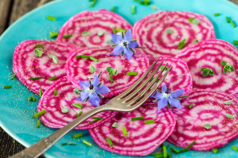 Dieser Salat sieht nicht nur super aus, er schmeckt auch so! Mit einem leichten Kräuterdressing oder wenig Zitronensaft und Öl die Randen beträufeln, mit Salz und Pfeffer abschmecken, mit feingeschnittenem Schnittlauch, ein paar gezupften Thymianblättchen und Borretschblüten bestreuen