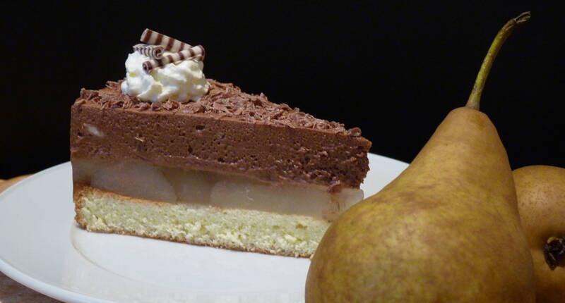 Eine fantastisch luftig leichte Torte mit saftigem Biskuit, Birnenfüllung und Schokoladenmousse. Nach der Zubereitung für 3 Stunden in den Kühlschrank stellen.