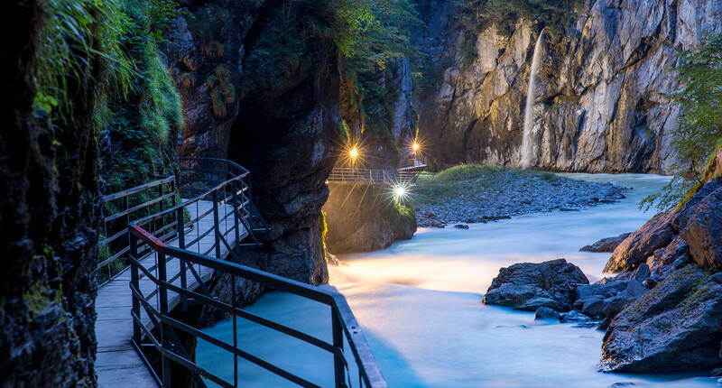 Ausflugstipp Aareschlucht Meiringen – Jetzt Gutschein für den Gratiseintritt herunterladen. Die Aareschlucht ist über perfekt instand gehaltene Holzstege und Felsdurchgänge durchquerbar. Helle, sonnendurchflutete Stellen wechseln abrupt mit mystischer Dunkelheit.