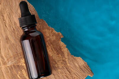 Tinktur aus Huflattich (Tussilago farfara) Ein kleines Glasfläschchen mit goldbrauner Huflattich-Tinktur, hergestellt aus frischen Blättern und Blüten. Die Tinktur ist eine klassische Zubereitungsform in der Kräuterkunde und bewahrt die Pflanze in konzentrierter Form.