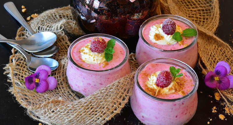 In nur 10 Minuten steht ein appetitliches Dessert auf dem Tisch. Der selbst gemachte Himbeerquark schlägt Kaufprodukte um Längen.