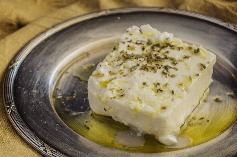 Feta-Stücke beifügen und mit Chiliflocken und Kräutern nach Wahl aromatisieren. 