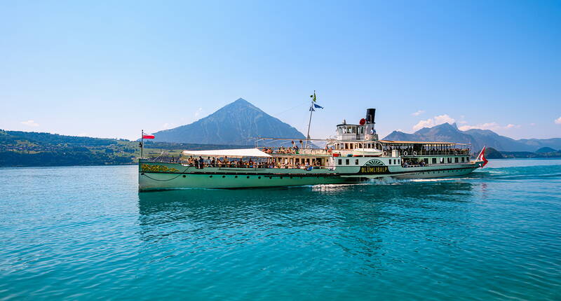 Bei der Frühlings-Aktion am Thunersee besuchst du 3 der Top 5 Ausflugsziele am Thunersee zum Spezialpreis. Erkunde herrliche Wanderwege rund um die Berge Niesen, Niederhorn und Stockhorn oder begib dich auf Forschungsreise in den eindrucksvollen St. Beatus-Höhlen. Entspannung pur mit Blick auf die atemberaubende Bergwelt erwartet dich auf einer gemütlichen Schifffahrt auf dem Thunersee.