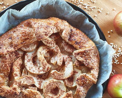 Apfel-Galette Rezept Apfel-Galette – Aus einem Teig aus Dinkelmehl, Quinoapops, Salz, Zucker, Butter und Wasser fertigst du den Teig. Belegt wird die Galette mit Äpfeln (z.B. Braeburn oder Pink Lady). Den Guss fertigst du aus Zucker, Vanillezucker & etwas Zimt. Den Rand auf der Innenseite mit Apfelmus bestreichen