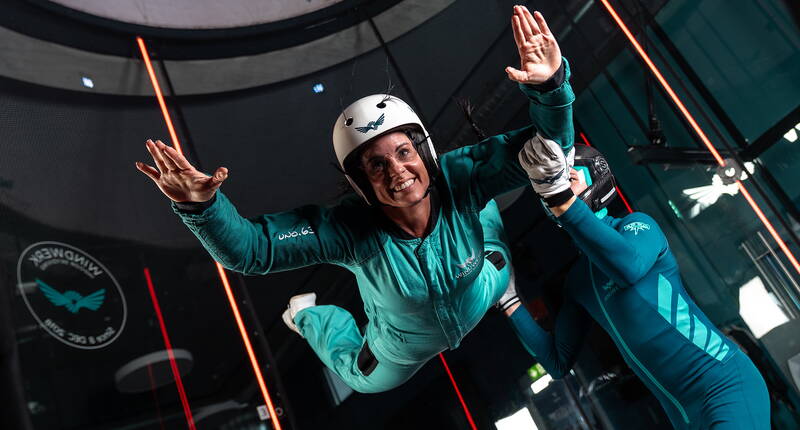 Il Windwerk a Winterthur è l’unica struttura di skydiving indoor nella Svizzera tedesca. Grazie alla tecnologia più avanzata, un flusso d’aria viene accelerato in una camera di volo verticale, permettendo alle persone di fluttuare grazie alla sua alta velocità.