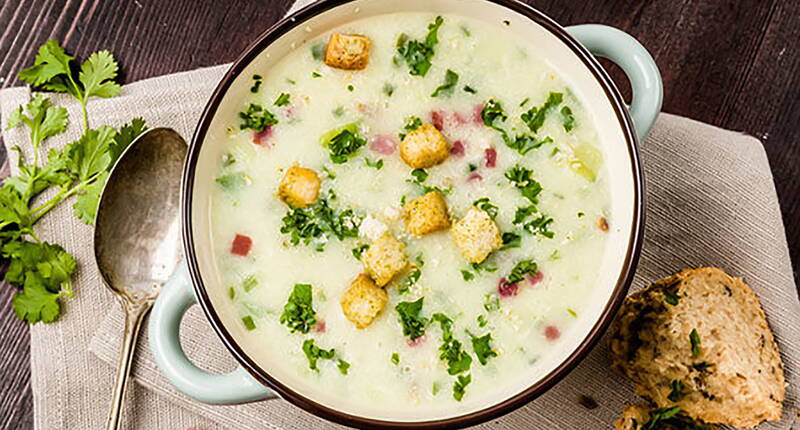 Die klassische Suppe für kalte Wintertage. Die knusprigen Brotcroûtons und die angebratenen Schinkenwürfeli verleihen ihr einen leichten Biss. Abgerundet mit Sauerrahm, Muskat und fein gehackter Petersilie eine herrlich wärmend Suppe.