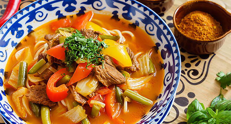 Lagman wird wahlweise mit in Steifen geschnittenem Lammfleisch (alternativ Rindfleisch), viel verschiedenes Gemüse (Peperoni, Bohnen, Sellerie, Tomaten u. v. m.) sowie aromatische Gewürzen zubereitet. Angerichtet wird die Suppe zum Schluss auf den gekochten Nudeln.