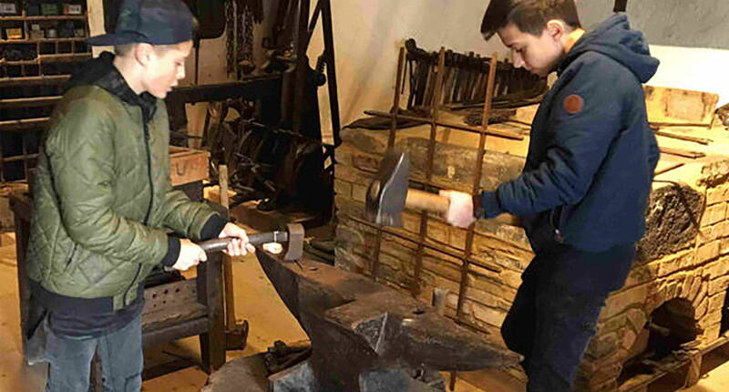 Ziegeln und Töpfern wie damals, historische Probierküche, Emmentaler Chacheliflicker und ein Dorfschulmeister des 19. Jahrhunderts: Das sind die Tage der offenen Tür im Schaudepot St. Katharinental.