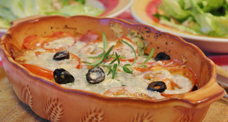 Aus günstigen Zutaten können superleckere Gemüsegratins und -Aufläufe entstehen. Schwarzen Oliven, Rosmarin und die Tomaten verhelfen zu einem mediterranen Touché, der uns die dunklen Wintermonate mit einem Sommerfeeling erhellt. 