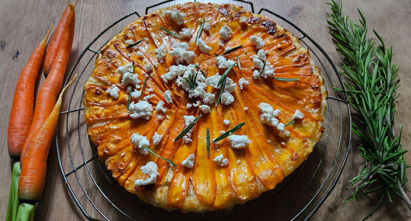 Entdecke unser Rezept für eine köstliche Upside Down Rüebli Tarte. Perfekt für jeden Anlass, einfach zuzubereiten und ein echter Hingucker beim nächsten Apéro. Mit frischen Rüebli, Feta und Rosmarin.