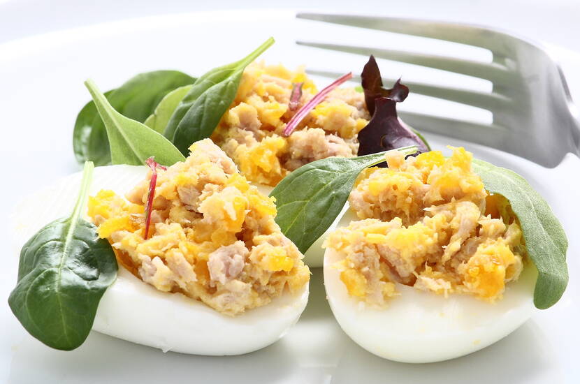 Als Apéro-Häppchen sind gefüllte Eier auf fast jedem gut sortierten Buffet zu finden. Unsere pikante Variante mit Thunfisch überzeugt sowohl in der Herstellung als auch in der Kalorienbilanz. 