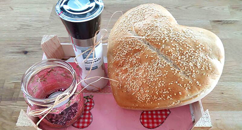 Du hast neue Nachbarn und möchtest sie herzlich Willkommen heissen? Traditionell schenkt man zu diesem Anlass Brot und Salz.