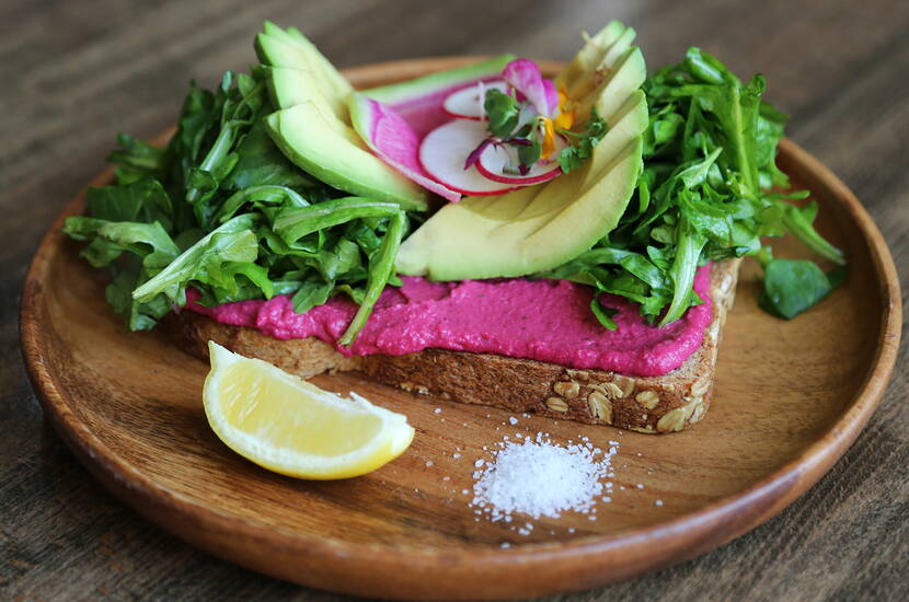 Dieser Brotaufstrich ist nicht nur vegan, sondern auch farbenfroh und vollmundig im Geschmack. Er eignet sich hervorragend als gesunder Belag für Brot, Cracker, Brötchen oder als Dip für Gemüsesticks.