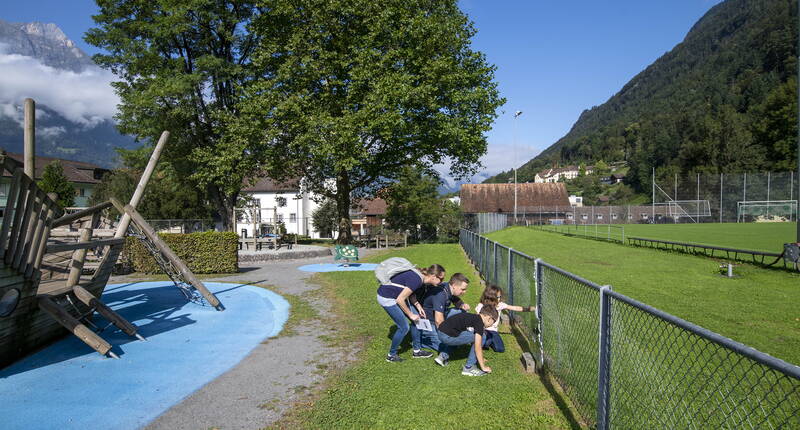 Tauche ein in ein Abenteuer voller Rätsel und Überraschungen, während du zusammen mit Walterli und seinem treuen Begleiter Fridolin auf Spurensuche gehst. Egal, ob du mit Familie, Freunden oder Kollegen unterwegs bist – bei dieser interaktiven Entdeckungstour ist für jeden etwas dabei!