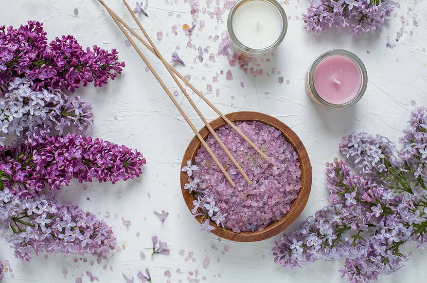 Sali da bagno fatti in casa – lusso puro per pochi soldi promettono sali da bagno fatti in casa. La produzione è molto semplice. Che si tratti di rosa e cannella, lilla, lavanda, lavanda, rosa o timo e rosmarino – con la nostra ricetta di base è possibile preparare rapidamente i sali da bagno in quasi tutte le fragranze desiderate.