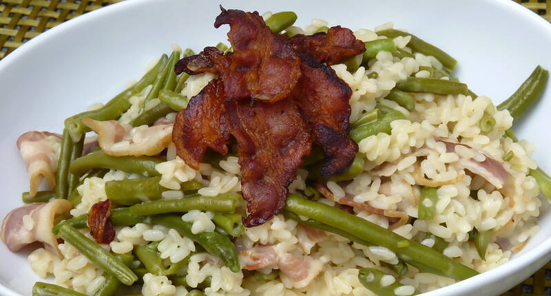 Ein günstiges Rezept, welches in nur 45 Minuten zubereitet ist. Die Bohnen können mit Gemüse nach Wahl ersetzt und der Speck ganz weggelassen werden.