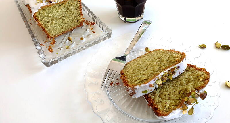 Unser luftig leichter Avocado-Cake kommt auch bei Allergikern gut an, da dieser mit Margarine & Dinkelmehl gebacken wird. Wer dem Kuchen einen intensiveren Grünton verleihen möchte, kann mit grüner Lebensmittelfarbe nachhelfen.