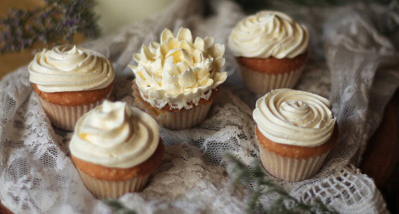 Luftig leichte Haselnuss-Cupcakes mit einem cremig leichten Frischkäse Frosting. 