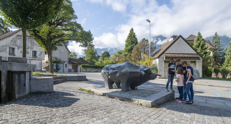 Tauche ein in ein Abenteuer voller Rätsel und Überraschungen, während du zusammen mit Walterli und seinem treuen Begleiter Fridolin auf Spurensuche gehst. Egal, ob du mit Familie, Freunden oder Kollegen unterwegs bist – bei dieser interaktiven Entdeckungstour ist für jeden etwas dabei!