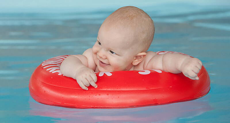 Bis CHF 100.– Rabatt auf den nächsten Baby- oder Schwimmkurs bei First Flow. Jetzt Gutschein herunterladen, Kurs buchen, Rabattcode eingeben und schon kann es losgehen! Mit der erfolgreichen Methode Augsburger bieten wir Babys und Kleinkindern von 10 Wochen bis 4 Jahre den optimalen Start ins Leben.