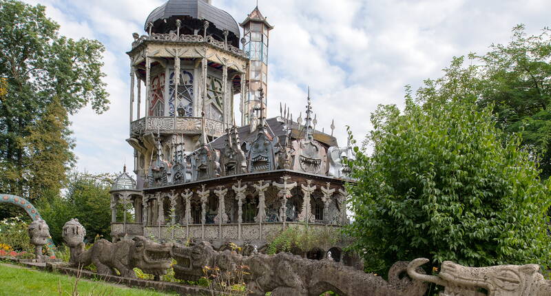 Le Parc Bruno Weber se trouve à Spreitenbach dans le canton d'Argovie, au-dessus de Dietikon, aux portes de Zurich. Bruno Weber y a concrétisé sa vision et créé un lieu de contemplation, de réflexion contemplative, d'introspection.