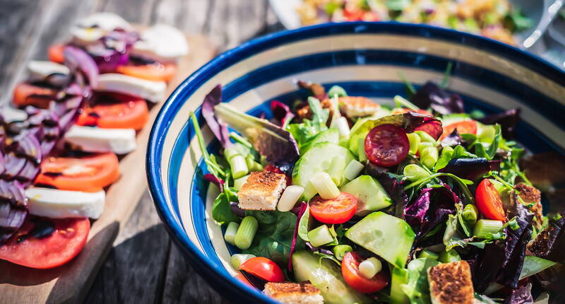 Das gemeinsame Mittagessen mit der ganzen Familie gestaltet sich je nach Arbeits- und Schulsituation in den meisten Fällen als schwierig. Ob wir nun am Arbeitsplatz, in der Schule oder bestenfalls zu Hause unsere Mittagspause verbringen, es sollte gesund, günstig und natürlich auch noch schmackhaft sein.